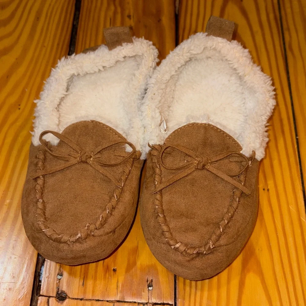 Gap Kid’s Tan Slippers Size 12/13